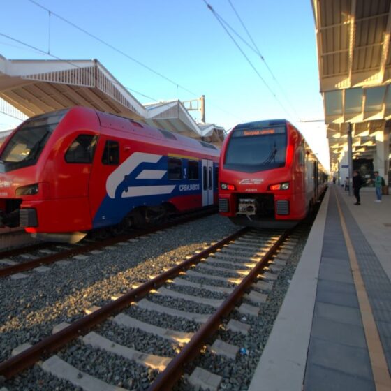 Zwei rote SOKO Schnellzüge in benachbarten Gleisen am Bahnsteig in Novi Sad. Balkan Express