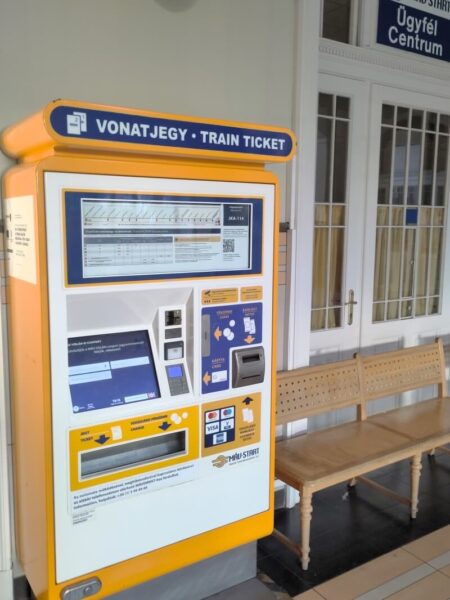 Klassischer Fahrscheinautomat in der Bahnhofsvorhalle. 