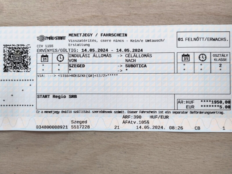 Zugticket auf Papier für die Verbindung Szeged-Subotica. Preis 5 Euro. Aus Deutsch und ungarisch beschriftet.