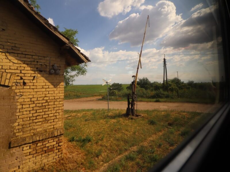 Alte Schrankenanlage an einem Bahnübergang in der Vojvodina.