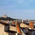 Marseille Sehenswürdigkeiten wie die Notre-Dame de la Garde von der Ferne betrachtet.