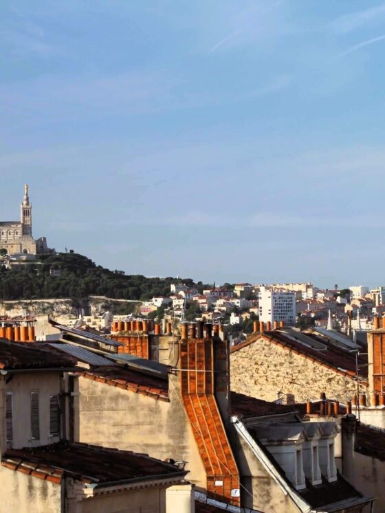 Marseille Sehenswürdigkeiten wie die Notre-Dame de la Garde von der Ferne betrachtet.