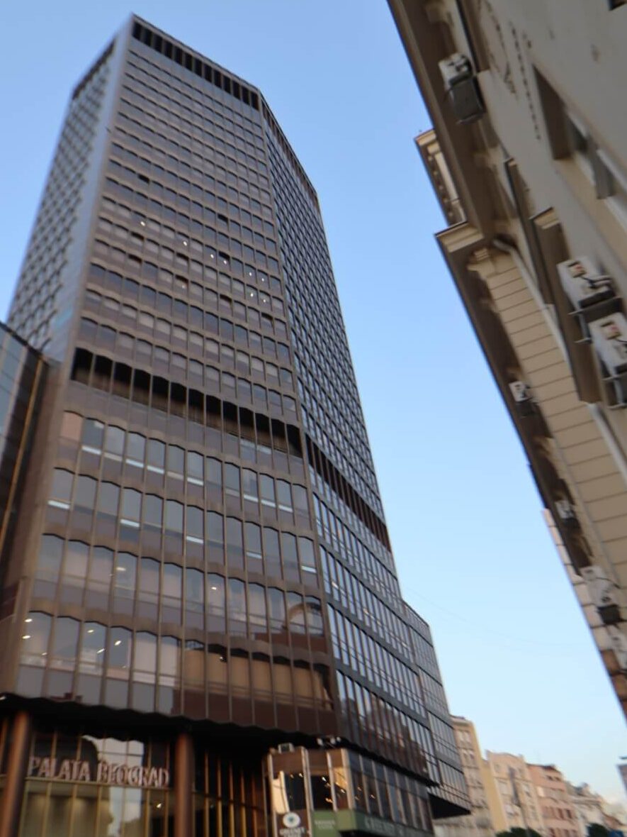 Großes Hochhaus in Belgrad mit brauner Gllasfassade con unten fotografiert.