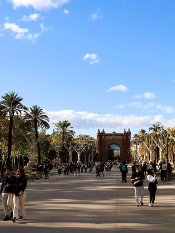 Zu Fuß in Barcelona, am Passeig de Lluís Companys mit Blick auf den Triumpfbogen.