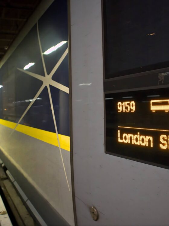 Eurostar-Zug am Bahnsteig, mit Anzeige an der Tür: Waggon 9, London St Pancras.